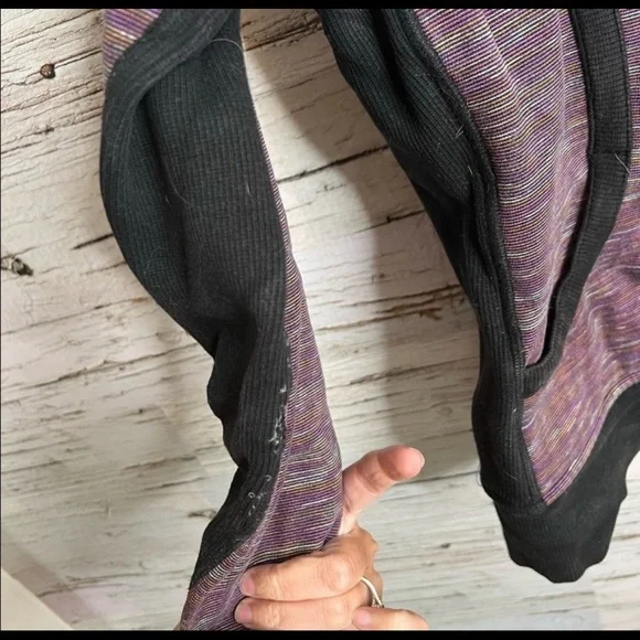 lululemon athletica Scuba Purple and Black Jacket size 8.
Shows signs of wear. - Picture 7 of 13